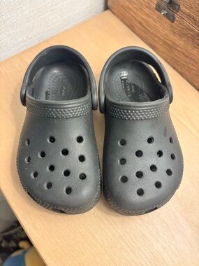 C8 BLACK TODDLER CROCS LIKE NEW